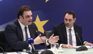 Στη Βουλή ο νέος Προϋπολογισμός: Ισχυρά πλεονάσματα, ταχεία μείωση χρέους