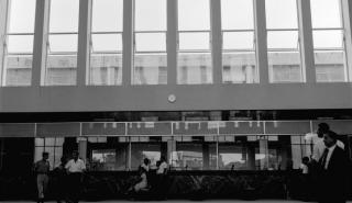 «Αιχμάλωτοι στις ράγες: Γιατί δεν έχουμε τον σιδηρόδρομο που θέλουμε»