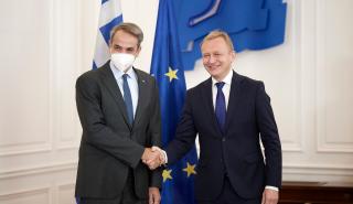 Συνάντηση Μητσοτάκη με τον Ευρωπαίο Επίτροπο Πιότρ Σεραφίν: Στο επίκεντρο το νέο Πολυετές Δημοσιονομικό Πλαίσιο