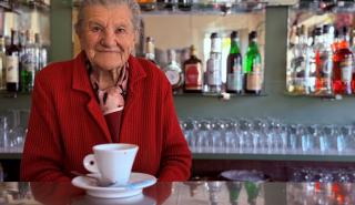 Μπαρίστα 101 ετών φτιάχνει καφέδες από το 1958 - Η ζωή της