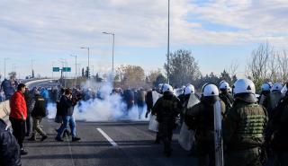 Θεσσαλία: Τα τρακτέρ βγήκαν στους δρόμους, έκλεισε η ΠΑΘΕ - Ένταση και χημικά σε Πλατύκαμπο - Νίκαια