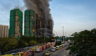 Χονγκ Κονγκ: Συνεχίζονται οι έρευνες για την πυρκαγιά στους ουρανοξύστες - 13 συλλήψεις