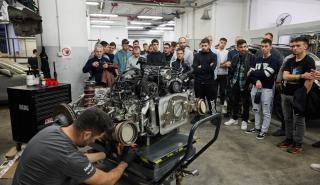 ΔΥΠΑ: Η Porsche ενισχύει τις σχολές μαθητείας στη Θεσσαλία με δωρεά σύγχρονων εργαλειοφόρων