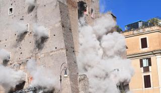 Ιταλία: Κατέρρευσε ο μεσαιωνικός «Πύργος των Κόμηδων» κοντά στο Κολοσσαίο - 4 τραυματίες