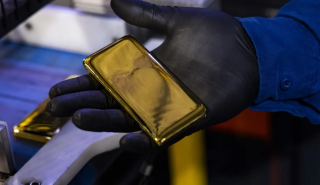 Μικρή πτώση για τον χρυσό με το βλέμμα στη Fed