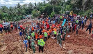 Ινδονησία: Έξι νεκροί και 17 αγνοούμενοι από κατολίσθηση