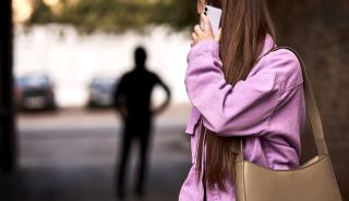 Έρευνα ΔΕΗ: 8 στις 10 γυναίκες φοβούνται όταν κυκλοφορούν το βράδυ