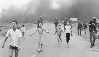 «Το κορίτσι της Ναπάλμ»: Ποιος πραγματικά τράβηξε τη συνταρακτική φωτογραφία στον πολέμο στο Βιετνάμ