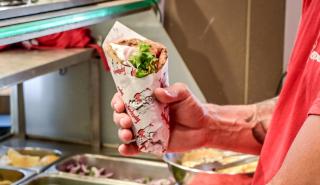 Έρευνα Pricefox: Πού εντοπίζεται το ακριβότερο σουβλάκι στην Ελλάδα που φτάνει τα 6,5 ευρώ