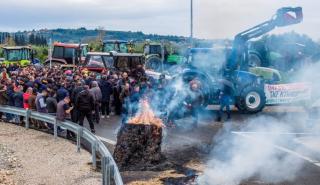 Αγρότες και κτηνοτρόφοι απέκλεισαν το τελωνείο Ευζώνων - Στήνονται νέα μπλόκα