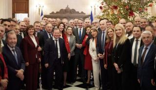 Στο Μαξίμου οι βουλευτές της ΝΔ: Ευχές, συζητήσεις και το δώρο - γούρι του Μητσοτάκη