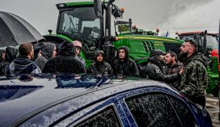 Δεν κάνουν πίσω οι αγρότες παρά την κακοκαιρία - Νέα μπλόκα σε δρόμους και τελωνεία