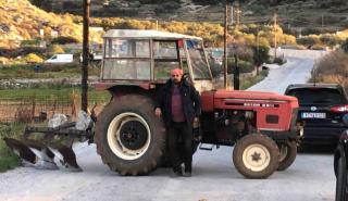 Ο μοναδικός αγρότης με τρακτέρ στην Αμοργό έστησε μπλόκο στην Αιγιάλη