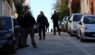 Άνδρας στο Γκύζη μαχαίρωσε τη σύζυγό του στον λαιμό και έπεσε από την ταράτσα