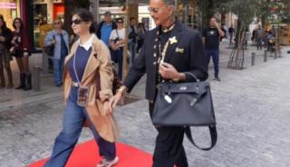 Ο Λάκης Γαβαλάς ξαναχτυπά: Κάνει την Ερμού πασαρέλα και σκορπίζει τη λάμψη του – Χριστουγεννιάτικο glam powered by ΣΚΡΑΤΣ