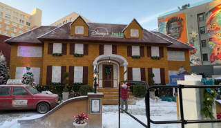 Γιγάντιο σπίτι της ταινίας «Home Alone» από τζίντζερμπρεντ στο Λος Άντζελες κατέρριψε ρεκόρ Γκίνες