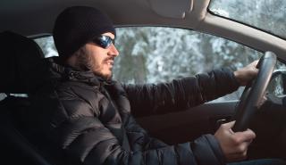 Επικίνδυνη η οδήγηση με μπουφάν - Τι δείχνει έρευνα της γερμανικής ένωσης αυτοκινήτου