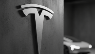 Προς ιστορικό ρεκόρ η μετοχή της Tesla μετά από 12 μήνες