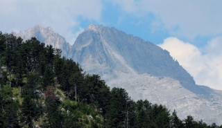 Ανασύρθηκαν με ελικόπτερο οι σοροί των 4 ορειβατών από τα Βαρδούσια