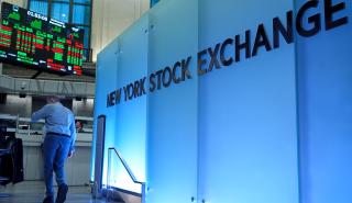 Wall Street: Κέρδη 1,05% για Dow Jones και μία ανάσα από ρεκόρ ο S&P 500 με φόντο τα επιτόκια