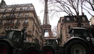 Παρίσι: Τα τρακτέρ που διαδηλώνουν έφθασαν στον Πύργο του Άιφελ