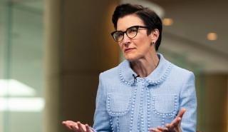 Citi: Η CEO προειδοποιεί για περαιτέρω περικοπές θέσεων εργασίας