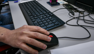 Ψηφιακή κάρτα εργασίας: Επεκτείνεται σε δημόσιο και ιδιωτικό τομέα - Εκτοξεύτηκαν οι υπερωρίες