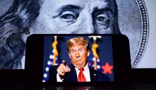 ΗΠΑ: Αδύναμο δολάριο, ρεκόρ στη Wall Street και αυξανόμενοι κίνδυνοι από τους ξένους επενδυτές