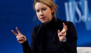 Η Ελίζαμπεθ Χολμς ζητά πρόωρη αποφυλάκιση από τον Τραμπ