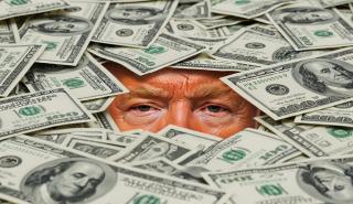 Σε χαμηλό 4ετίας το δολάριο ενώ ο Τραμπ ισχυρίζεται ότι «τα πάει πολύ καλά»