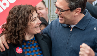 Ενδιάμεσες εκλογές στη Βρετανία: Οι Εργατικοί χάνουν το Μάντσεστερ - Ελληνίδα από την Άρτα στη «μάχη»