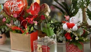 Λιανεμπόριο, εστίαση και τουρισμός στη «μάχη» της πιο ερωτικής γιορτής του χρόνου