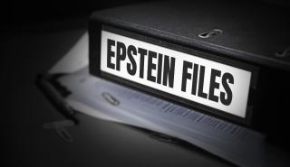 Σκάνδαλο Έπστιν: Εντείνονται οι τριγμοί στη Βρετανία - Το σύστημα εξουσίας της ελίτ