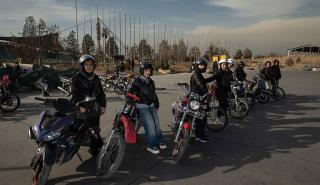 Ιράν: Οι αρχές επιτρέπουν πλέον επισήμως στις γυναίκες να οδηγούν δίκυκλα