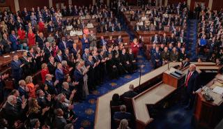 Τραμπ: Θριαμβολογία για την οικονομία, σιωπές για τα δύσκολα και «μάχη» για τις εντυπώσεις