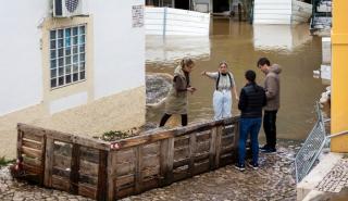 Πορτογαλία: Ένας πυροσβέστης νεκρός από τις πλημμύρες