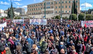 Χιλιάδες κόσμου στο Σύνταγμα στη συγκέντρωση για την επέτειο των Τεμπών