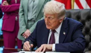 O Τραμπ υπέγραψε το νομοσχέδιο που βάζει τέλος στη δημοσιονομική παράλυση