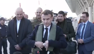 Στη Σούδα ο Μακρόν: Τον υποδέχθηκε ο Δένδιας