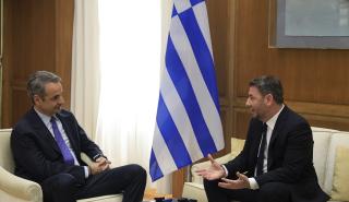 Μητσοτάκης σε Ανδρουλάκη: Η ελληνική διπλωματία και οι Ένοπλες Δυνάμεις στην υπηρεσία του οικουμενικού ελληνισμού