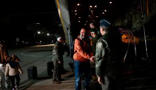 Έφθασαν με C-130, στο στρατιωτικό αεροδρόμιο της Ελευσίνας, οι 91 Έλληνες που είχαν εγκλωβιστεί στο Άμπου Ντάμπι