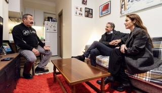 Επίσκεψη Μητσοτάκη σε 63χρονο ωφελούμενο κοινωνικής κατοικίας στη Θεσσαλονίκη