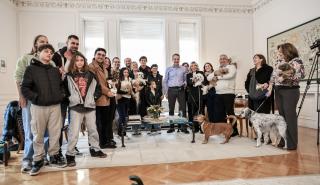 Συνάντηση Μητσοτάκη με Έλληνες που επαναπατρίστηκαν με τα κατοικίδιά τους από τον Κόλπο