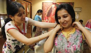 Οι Ινδοί βγάζουν τον άφθονο χρυσό από τα σεντούκια τους