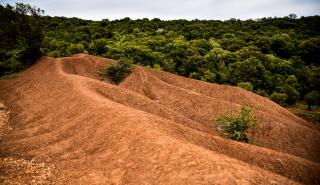 Κοκκινοπηλός Πρέβεζας: Ένα τοπίο που μοιάζει από άλλο πλανήτη