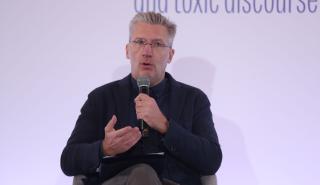 Σκέρτσος: Σεβόμαστε την ελευθερία της έκφρασης - Το ψέμα «τρέχει» πολύ πιο γρήγορα διαχρονικά