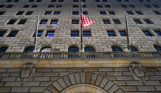 Νέο φρένο στα επιτόκια από Fed: Αβεβαιότητα για Μ. Ανατολή - Προς 1 μείωση φέτος