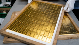 Σε τροχιά για «βουτιά» 17ετίας στον μήνα ο χρυσός - Πτώση 14,6% τον Μάρτιο