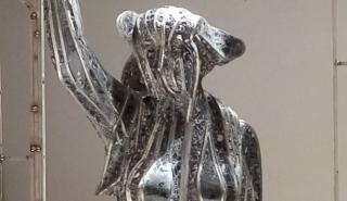 Θεσσαλονίκη: Άγνωστοι βανδάλισαν γλυπτό στο κέντρο της πόλης