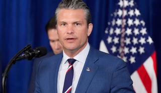 Χέγκσεθ για Ιράν: Δεν αποκλείει χερσαία επίθεση - «Χτυπάμε χειρουργικά, συντριπτικά και αμετανόητα»